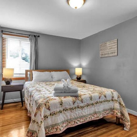 Gorgeous 2 Queen Bedroom Lower Apartment In North Buffalo With Free Driveway Parking Exterior foto