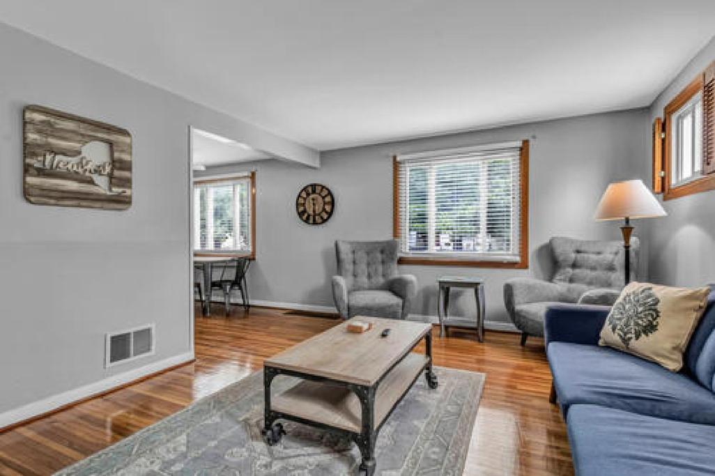 Gorgeous 2 Queen Bedroom Lower Apartment In North Buffalo With Free Driveway Parking Exterior foto