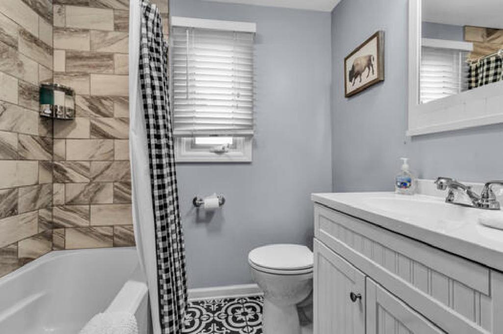 Gorgeous 2 Queen Bedroom Lower Apartment In North Buffalo With Free Driveway Parking Exterior foto
