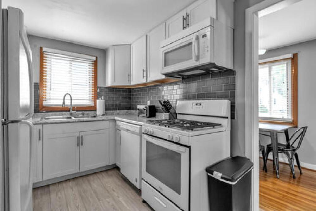 Gorgeous 2 Queen Bedroom Lower Apartment In North Buffalo With Free Driveway Parking Exterior foto